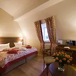 Palac Pakoszow Wernersdorf Пеховице